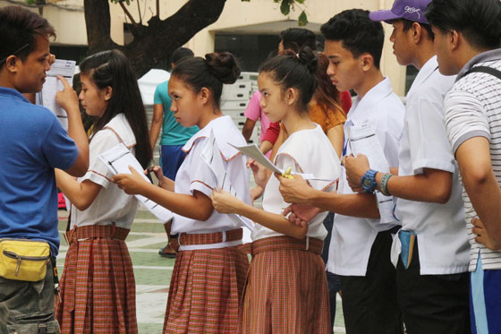  Young voters queue at the Commission on Elections office in Quezon City to register for the barangay and Sangguniang Kabataan elections set in October. The Comelec said it will not extend the July 31 deadline for registration of new voters. PHOTO BY RUY L. MARTINEZ 