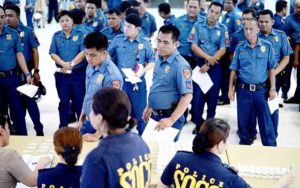 NO ESCAPE Policemen queue up during a surprise mandatory drug test at a police station in Manila. AFP PHOTO