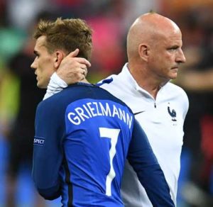 France assistant coach Guy Stephan consoles France’s forward Antoine Griezmann following their 1-0 loss to Portugal in the Euro 2016 final football match between France and Portugal at the Stade de France in Saint-Denis, north of Paris, on Monday. Portugal beat France 1-0 to clinch the Euro 2016. AFP PHOTO