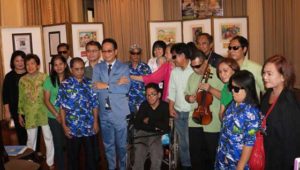  ‘Handicapable’ artists gather around their guest of honor 