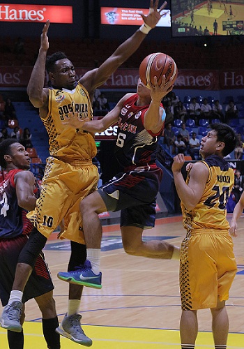 Rey Nambatac drives in between JRU players Abdulrazak Abdulwahab and Jed Mendoza during an NCAA season 92 men’s basketball game at the San Juan Arena on Thursday. Photo by Bob Dungo Jr. BOB DUNGO JR.