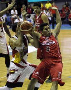 Marcio Lassiter No.13 of San Miguel Beer attempts to run over Nards John Pinto No.8 of Mahidra during a PBA Governors’ Cup game at the Araneta Coliseum on Wednesday. PHOTO BY MIKE DE JUAN