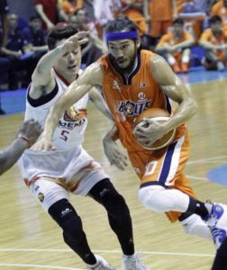 RAMPAGING BULL Jared Dillinger of Meralco drives on Phoenix’s Asian import Hee Lee Gwan during the PBA Season 41 Governors’ Cup opening game at the Smart Araneta Coliseum on Friday.  PHOTO BY MIKE DE JUAN 