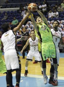 Anthony Semerad of GlobalPort battles for the ball against Aldrech Ramos (1), Nino Canaleta (9) and LA Revilla (2) of Mahindra during a PBA Season 41 Governors’ Cup game at the Araneta Coliseum on Wednesday PHOTO BY MIKE DE JUAN