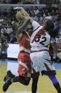 San Miguel Beer’s Arizona Reid blocks a shot of Jermaine Marcus Simmons of Phonez during a PBA Governor’s Cup game at the Araneta Coliseum on Sunday. PHOTO BY BOB DUNGO JR.