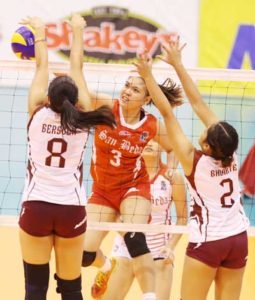 UP setter Mae Basarte sets up a play for Katherine Bersola as San Beda’s defenders, composed of Wenneth Eulalio, Francesca Racraquin and Jiezela Viray, gear up during their Shakey’s V-League Collegiate Conference duel at the Ynares Sports Arena in Pasig. CONTRIBUTED PHOTO