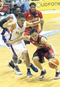 Alex Cabagnot (5) and David Semerad (33) of San Miguel Beer penetrate the defense of Kevin Alas (6) and Henry Walker (2) of NLEX during a Philippine Basketball Association Season 41 Governors’ Cup game at the Araneta Coliseum on Friday. PHOTO BY MIKE DE JUAN