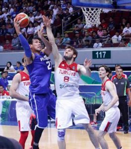 Gilas Pilipinas’ Gabe Norwood (center) drives  against two Turkish players during a tune-up game at the Mall of Asia Arena in Pasay City. CONTRIBUTED PHOTO 