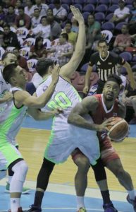GlobalPort’s Yousef Taha (No. 00) and Karl Dehesa (left) double team Eugene Phelps of Phoenix during the Philippine Basketball Association Governors’ Cup elimination round at the Araneta Coliseum. BOB DUNGO JR.