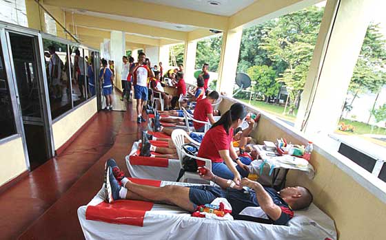 FLOW Donors wait for their turn to give blood in Camp Aguinaldo, headquarters of the Armed Forces of the Philippines. The bloodletting was part of the observance of International Humanitarian Law Day. PHOTO BY RUY L. MARTINEZ
