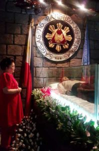 THORNY ISSUE Former First Lady Imelda Marcos stands near her husband’s glass coffin. The photo was posted by Mrs. Marcos in her Facebook account amid growing public opposition to the burial of former president Ferdinan Marcos at the Libingan ng mga Bayani.