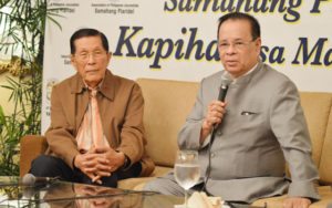 EX-MINISTERS Former Senators Juan Ponce Enrile and Francisco “Kit” Tatad argue in favor of the burial of former President Ferdinand Marcos at the Libingan ng mga Bayani. PHOTO BY LAARNI 