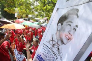 PRO-BURIAL Loyalists of former President Ferdinand Marcos troop to the Supreme Court on the first day of oral arguments on petitions seeking to block the former strongman’s burial at the Libingan ng mga Bayani. PHOTO BY RUSSELL PALMA 