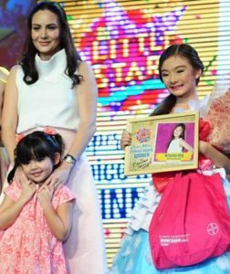 Brianna Nikola Ang is the recipient of the Super Mom’s Choice Award handed by Chesca and Scarlett Kramer (leftmost)