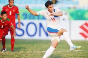 hilippines’ Young husband (center)scores a goal from a penalty during anAFF Suzuki 2014 Cup match againstIndonesia at Hanoi’s My Dinh stadiumon November 25, 2014.  AFP PHOTO