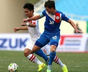 Philip James Placer Younghusband (right) fights for the ball with Laos’ Phoutdavy PhomMasane during their AFF Suzuki 2014 Cup match in Hanoi on November 22, 2014. The Philippines won 4-1. AFP PHOTO