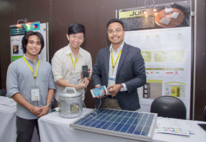  [from left] UP students Jun Jeffri Lidasan and Raphael Layosa and professor Joey Ocon demonstrate the functions of “Jolt,” a portable energystorage device at the Asian Institute of Management in Makati City. PHOTO BY ANGELA GABRIELLE PALMONES 