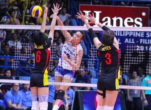 Maika Ortiz of Foton delivers a smashing strike through the defense of Ara Galang and Mika Reyes of F2 Logistics in the recent Super Liga meet. SUPER LIGA PHOTO