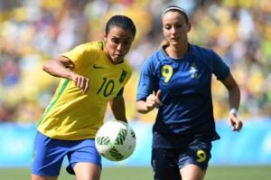 Brazil’s Marta (left) dribbles past Sweden’s Kosovare Asllani during the Brazil vs Sweden game at the Maracana stadium during the Rio 2016 Olympic Games football tournament on Wednesday. Sweden won against Brazil at the penalty shoot-out. AFP PHOTO