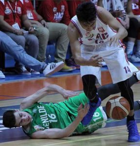 Edward Dixon (foreground) of College of Saint Benilde battles for the loose ball against Jeric Diego of Emilio Aguinaldo College during an NCAA men’s basketball game at the San Juan Arena on Thursday. PHOTO BY BOB DUNGO JR.