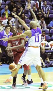 TNT’s Mychal Ammons attempts to block a shot by Eric Dawson of Blackwaterduring a PBA Governor’s Cup game at the Araneta Coliseum on Saturday.PHOTO BY BOB DUNGO JR.