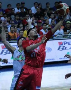 Barangay Ginebra’s Mark Caguioa attempts a shot under the basket against Joseph Yeo of Global Port during a PBA Governor’s Cup game at the Mall of Asia Arena. PHOTO BY BOB DUNGO JR.