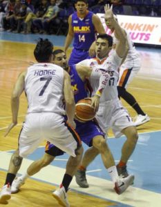 Rodrique Akl (17) of NLEX battles for the ball against Antonio Jose Caram (17) and Cliff Hodge (7) of Meralco during a PBA Governor’s Cup game at the Smart Araneta Coliseum on Wednesday. PHOTO BY MIKE DE JUAN