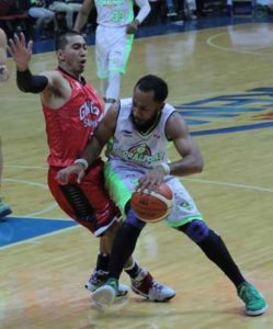 GlobalPort’s Stanley Pringle drives on Ginebra LA Tenorio during a PBA Governor’s Cup game at the Mall of Asia Arena in Pasay City. PHOTO BY BOB DUNGO JR.