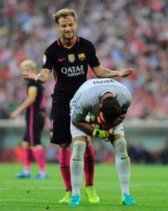 Barcelona’s Croatian midfielder Ivan Rakitic (left) gestures past Athletic Bilbao’s goalkeeper Gorka Iraizoz reacting to a pain during the Spanish league football match Athletic Club Bilbao vs FC Barcelona at the San Mames stadium in Bilbao on August 28, 2016. AFP PHOTO