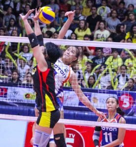 Ej Laure of Foton hits the ball through the guard of Kim Fajardo of F2 during the 2016 Philippine Superliga (PSL) All-Filipino Conference women’s volleyball tournament on Wednesday at The Arena in San Juan City. CONTRIBUTED PHOTO