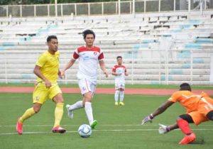 Filipino-Iranian midfield Omid Nazari of Global FC pushing hard for the ball against Forza FC in the United Football League on Wednesday. PHOTO BY JAELLE NEVIN REYES