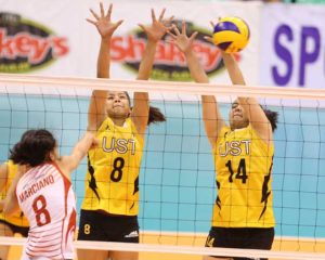  Janine Marciano (left)  of San Beda hammers  in a spike against UST’s Christine Francisco (14)  and Eya Laure during their Shakey’s V-League Collegiate Conference clash at the Philsports Arena. CONTRIBUTED PHOTO 