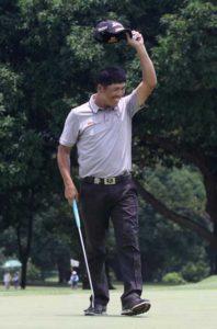 Jay Bayron tips his cap after drilling in a par-saving putt that secured his second Aboitiz Invitational crown. CONTRIBUTED PHOTO