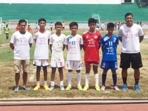 Former Azkals team captain Chieffy Caligdong (far left) and goalkeeper Ref Cuaresma (far right) with the Little Azkals during the 2015 edition of Football For A Better Life event in Dumaguete City. CONTRIBUTED PHOTO