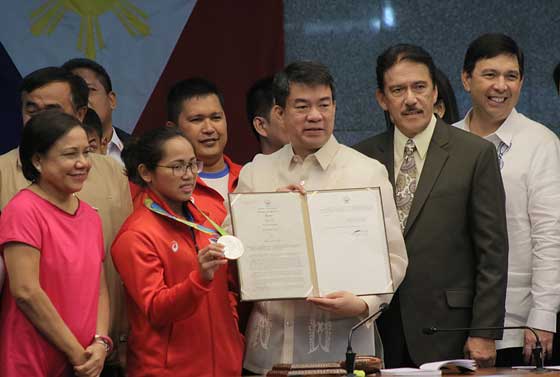 Senate President Aquilino Pimentel 3rd (center) presents Olympic weightlifting silver medalist Hidilyn Diaz (second from left) with a copy of a Senate resolution congratulating her for her performance in the Rio Games. Diaz, who competed in her third straight Olympics, won silver in the women’s weightlifting 53-kilogram division and ended the country’s 20-year medal drought. PHOTO BY BOB DUNGO JR.