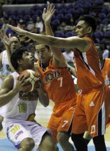 Rain or Shine’s Donb Trollano tries to penetrate against Meralco’s Bryan Faundo (No. 0) and Cliff Hodge during the elimination round of the Philippine Basketball Association Governors’ Cup at the Araneta Coliseum. PHOTO BY MIKE DE JUAN