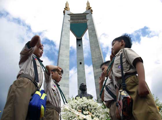 Boy Scouts salute after offering a wreath at the bust of former president Manuel L. Quezon at the Quezon Memorial Circle. The city observed Quezon’s 138th birth anniversary Friday. PHOTO BY RUY L. MARTINEZ