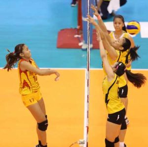 SSC’s Joyce Sta. Rita (left) defies UST’s double block bid put up by Carla Sandoval and Shannen Palec during their Shakey’s V-League quarterfinal clash at the Philsports Arena. CONTRIBUTED PHOTO