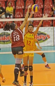 UP’s Diana Carlos goes for a power tip against SSC’s Katherine Villegas during their clash for the third semifinal berth in the Shakey’s V-League Collegiate Conference at the Philsports Arena. CONTRIBUTED PHOTO