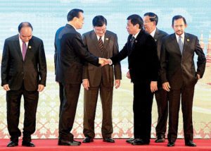 Duterte (third from right) shakes hands with Chinese Premier Li Keqiang (left) in front of Laos Prime Minister Thongloun Sisoulith (second from left), Cambodian Prime Minister Hun Sen (second from right) and Brunei’s Sultan Hassanal Bolkiah at the 19th ASEAN-China Summit. AFP PHOTOS 