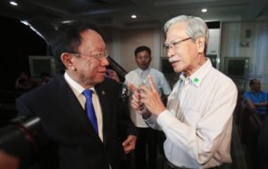 ORAL BATTLE Solicitor General Jose Calida (left) chats with former Bayan Muna Rep. Satur Ocampo before the start of the oral arguments at the Supreme Court on the burial of former President Ferdinand Marcos at the Libingan ng mga Bayani. PHOTO  BY RUSSELL PALMA 