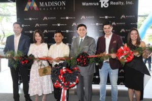 Now open: (from left) Joel Rustia, Helen Ong, Mayor Jaime Fresnedi, Dingdong Dantes and Joy Rustia lead the ribbon cutting of Madison Galeries 