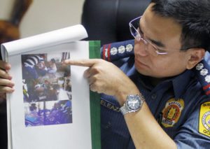 WHO DID IT? Quezon City Police District Director Guillermo Lorenzo Eleazar shows reporters photos of Aurora Moynihan when she was arrested in Taguig City in 2013. Photo below shows the Moynihan sisters – actress Maritoni Fernandez (left) and Aurora, who was shot dead by unidentified men early Saturday. PHOTO BY MIKE DE JUAN 