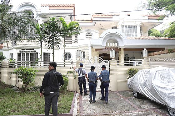  Police officers knock on a mansion as they took their campaign against illegal drugs to the posh Ayala Alabang Village in Muntinlupa City. Thousands of drug users and drug pushers have either been killed, arrested or surrendered since the police started implementing “Oplan Tokhang” in July. PHOTO BY RENE H. DILAN 