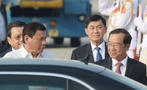 DUTERTE IN HANOI President Rodrigo Duterte (second left) is greeted by Dao Viet Trung (right), minister and the head of the Vietnamese president’s office, upon his arrival at Hanoi’s airport on September 28. AFP PHOTO BY HOANG DINH NAM 