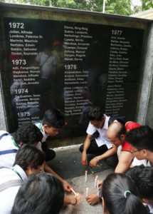 THEY’RE NOT FORGOTTEN Students light candles in remembrance of the thousands who were tortured and killed in front of the martial law marker in Manila on the eve of the 44th anniversary of the declaration of martial law on Tuesday. PHOTO BY RENE H. DILAN   BY 