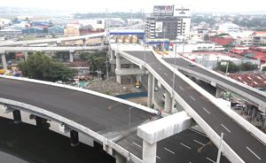 AIRPORT EXPRESS Vehicles headed to the airport and vice-versa can now use the newly completed section of the elevated expressway that connects Macapagal Avenue and Pagcor Entertainment City to NAIA terminals 1 and 2. The tollway is expected to cut travel time by at least 60 percent. The government expects 40,000 to 80,000 vehicles to use the expressway daily. PHOTO BY RUSSELL PALMA