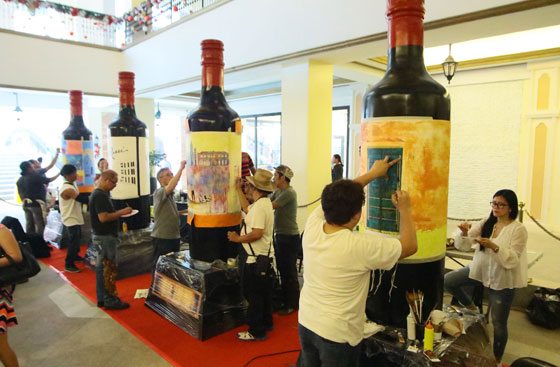 BOTTLED ART Artists paint on huge bottles which will be displayed during the Venice Grand Canals Wine Festival to be held from October 1 to 9 this year. PHOTO BY BOB DUNGO