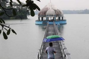 ALMOST THERE A worker checks the water level at the La Mesa dam, which neared the critical level of 81 meters Thursday. PHOTO BY RUY MARTINEZ