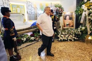 MOURNING MIRIAM Narciso Santiago, husband of late former senator Miriam Defensor-Santiago, is shown on Friday at the wake of his wife at the Immaculate Conception Cathedral in Quezon City. The senator died on Thursday after a long battle with cancer. PHOTO BY RUY L. MARTINEZ